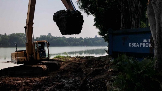 Cegah Pendangkalan, Lumpur Setu Babakan Dikeruk