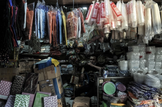 Nasib Pedagang Plastik Jelang Pemberlakuan Larangan Kantong Sekali Pakai