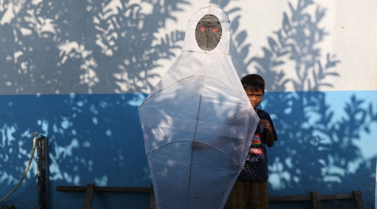 Mengisi Libur Sekolah dengan Membuat Layang-Layang