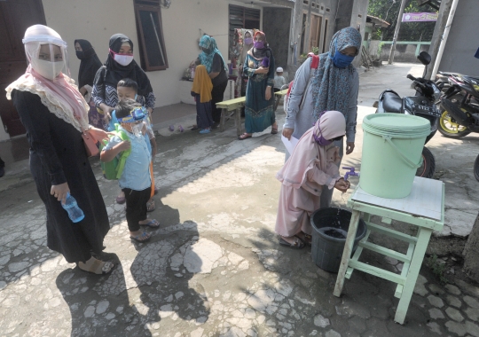 Semangat Anak-anak Belajar di TPA Pakai Face Shield