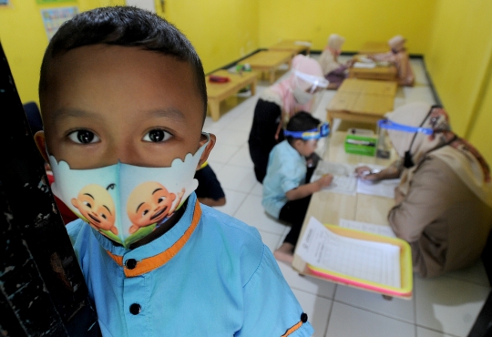 Semangat Anak-anak Belajar di TPA Pakai Face Shield