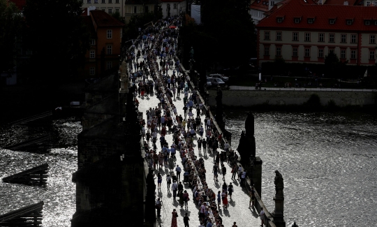 Begini Cara Warga Ceko Rayakan Pelonggaran Lockdown