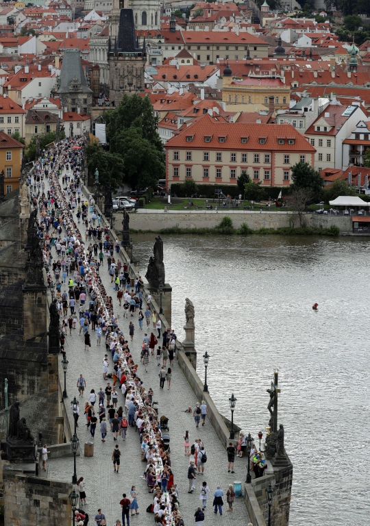 Begini Cara Warga Ceko Rayakan Pelonggaran Lockdown