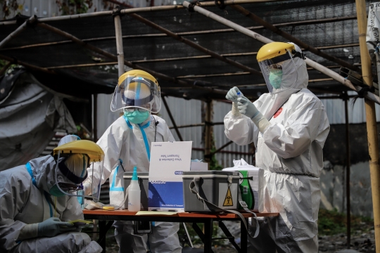 Petugas Medis Swab Test Pedagang Pasar Tasik