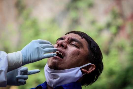 Petugas Medis Swab Test Pedagang Pasar Tasik