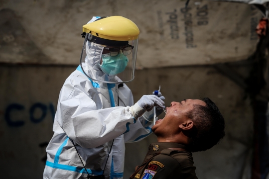 Petugas Medis Swab Test Pedagang Pasar Tasik