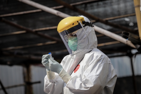 Petugas Medis Swab Test Pedagang Pasar Tasik