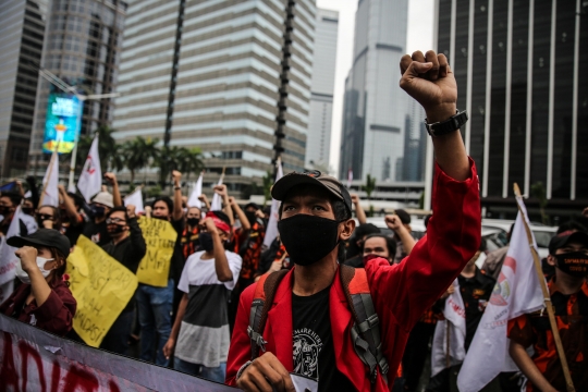 Aksi Bakar Ban Warnai Demo Mahasiswa di Kemendikbud