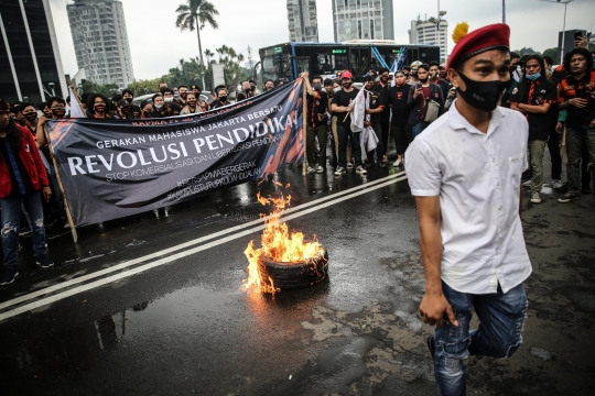 Aksi Bakar Ban Warnai Demo Mahasiswa di Kemendikbud