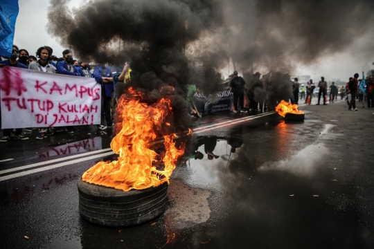 Aksi Bakar Ban Warnai Demo Mahasiswa di Kemendikbud
