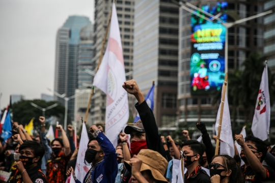 Aksi Bakar Ban Warnai Demo Mahasiswa di Kemendikbud