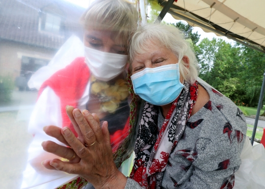 Potret Haru Pertemuan Anak dan Orangtua di Panti Jompo Kala Pandemi