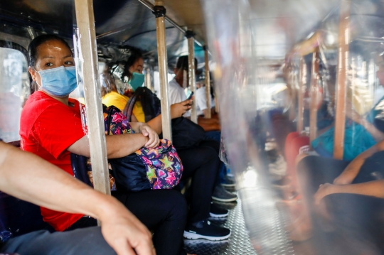 Antisipasi Corona, Jeepney di Filipina Pasang Sekat Plastik