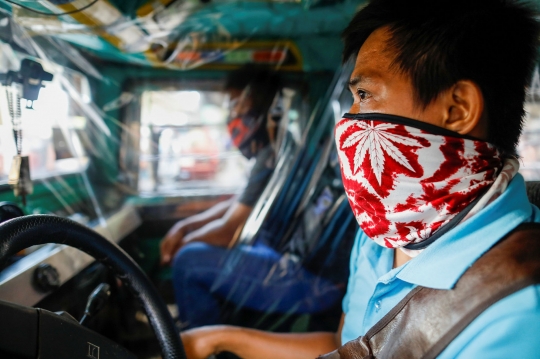 Antisipasi Corona, Jeepney di Filipina Pasang Sekat Plastik
