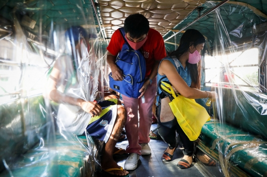 Antisipasi Corona, Jeepney di Filipina Pasang Sekat Plastik