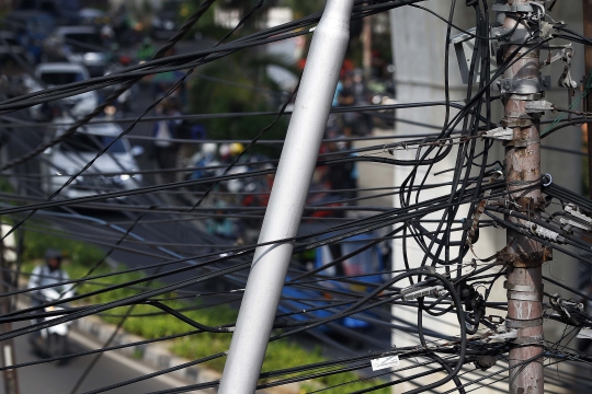 Pemandangan Kabel Kusut di Jakarta