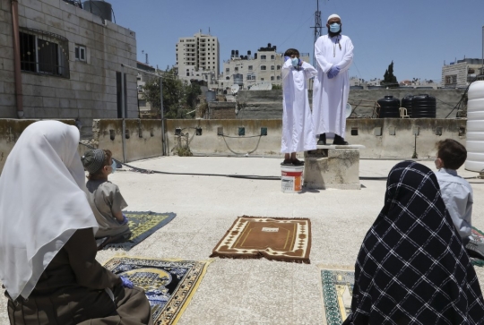 Masjid Tutup Karena Pandemi, Warga Palestina Jumatan di Atap Rumah
