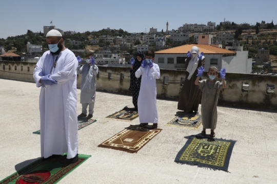 Masjid Tutup Karena Pandemi, Warga Palestina Jumatan di Atap Rumah