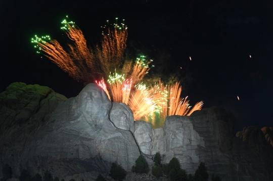 Hari Kemerdekaan AS, Kembang Api Terangi Monumen Gunung Rushmore