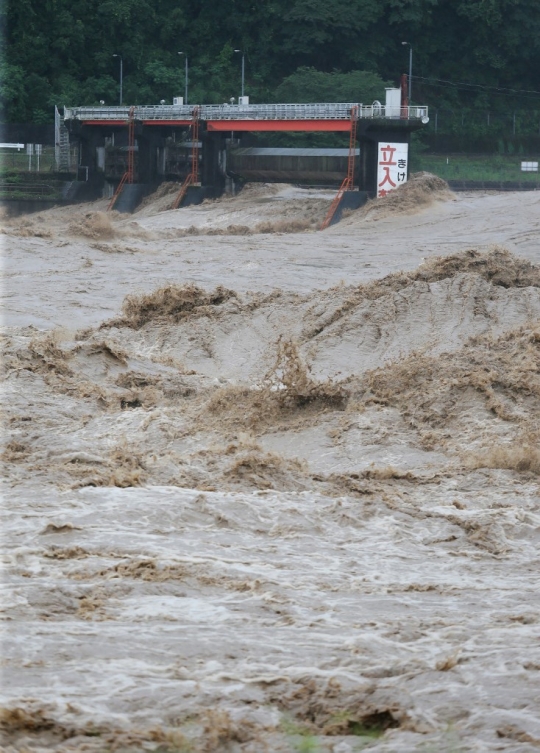 Curah Hujan Tingkat Tinggi, Arus Sungai di Jepang Meluap Dahsyat