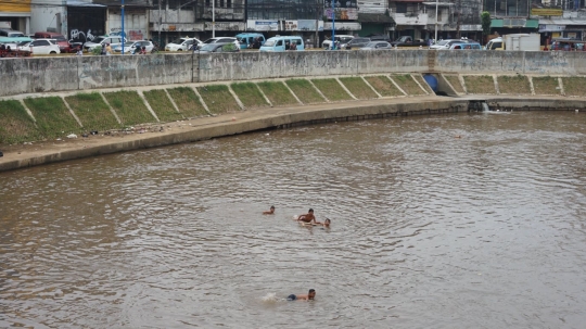 Potret Keceriaan Anak-Anak Bermain di Sungai Ciliwung