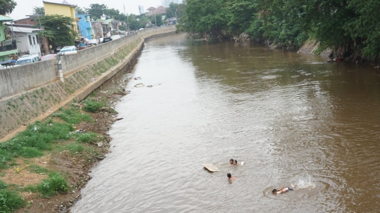 Potret Keceriaan Anak-Anak Bermain di Sungai Ciliwung