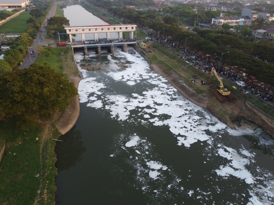Busa Limbah Selimuti Area Pintu Air 2 Ujung Menteng