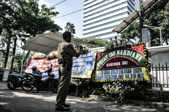 Orangtua Murid Kirim Karangan Bunga Tolak PPDB DKI ke Balai Kota