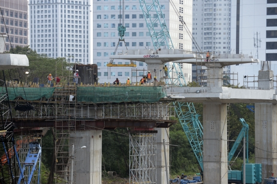 Memantau Proyek LRT di Jembatan 66 Kuningan