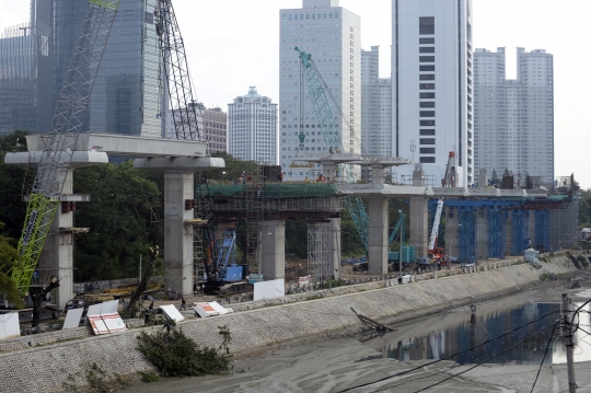 Memantau Proyek LRT di Jembatan 66 Kuningan