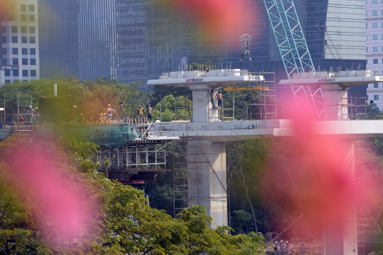 Memantau Proyek LRT di Jembatan 66 Kuningan