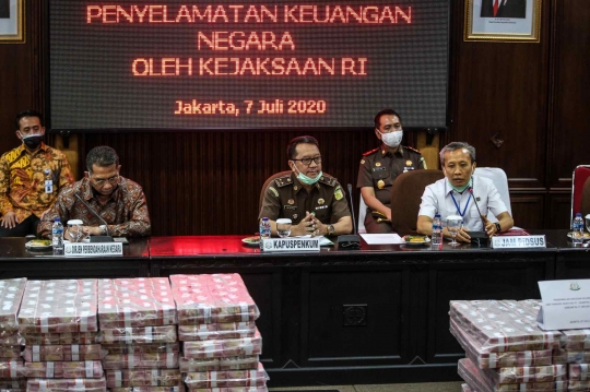 Kejagung Rilis Barang Bukti Uang Miliaran Rupiah Milik Hanggo Hendratno