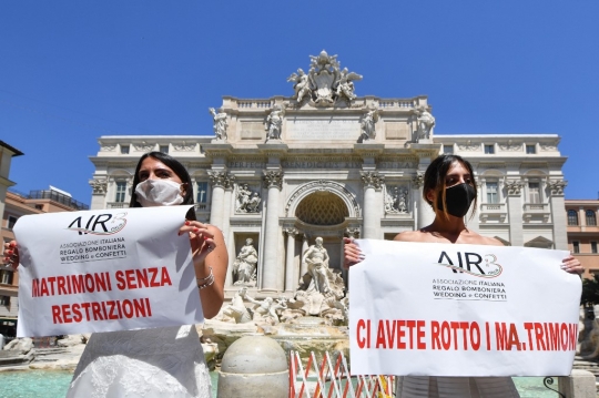 Pengantin Wanita Italia Protes Larangan Pernikahan di Masa Pandemi