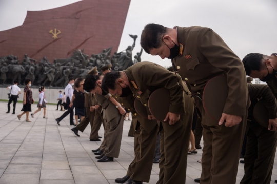 Penghormatan Warga Korut di Peringatan 26 Tahun Wafatnya Kim Il Sung