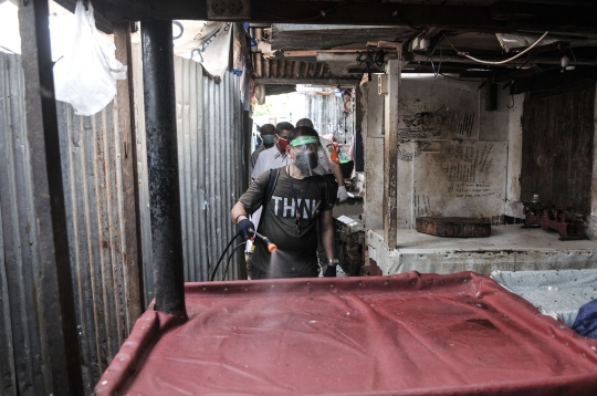 Penyemprotan Disinfektan Rutin di Pasar Tradisional