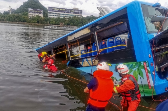 Bus Jatuh ke Danau, 21 Orang Tewas