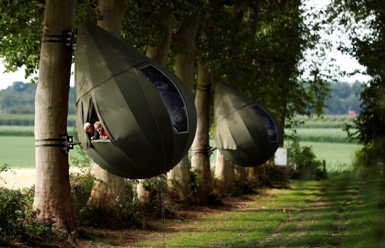 Sensasi Unik Berkemah dengan Tenda yang Tergantung di Pohon