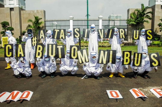 Aksi Demonstran Berkostum APD Tolak RUU Omnibus Law Cipta Lapangan Kerja di DPR