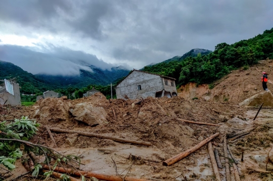 Penampakan Banjir dan Longsor Melanda China