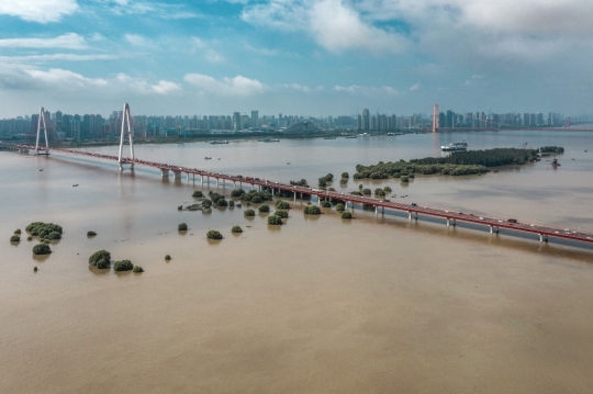 Penampakan Banjir dan Longsor Melanda China