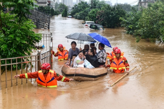 Penampakan Banjir dan Longsor Melanda China