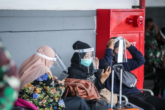 KAI Bagikan Face Shield untuk Penumpang Kereta Jarak Jauh