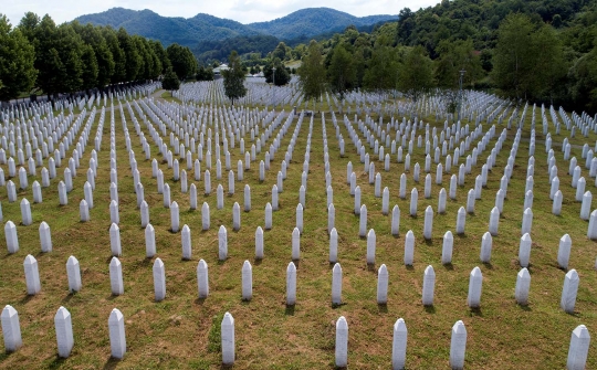 Pemandangan Ribuan Makam Korban Pembantaian Sreberenica