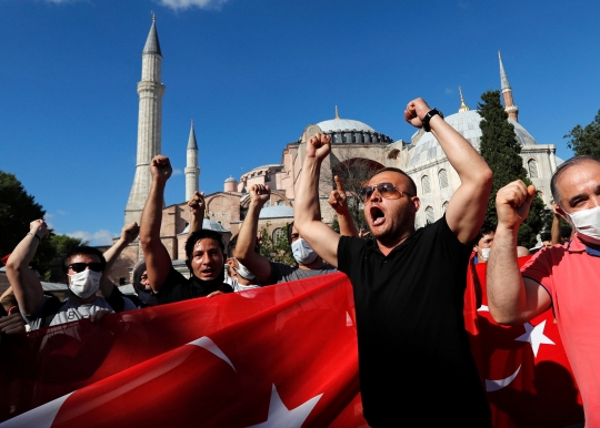 Warga Turki Rayakan Hagia Sophia Berubah Jadi Masjid