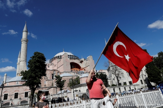 Warga Turki Rayakan Hagia Sophia Berubah Jadi Masjid