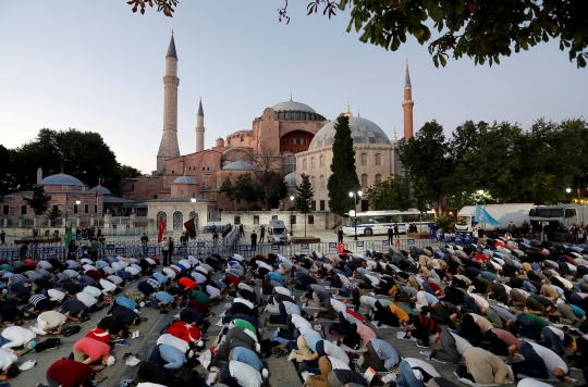 Warga Turki Rayakan Hagia Sophia Berubah Jadi Masjid