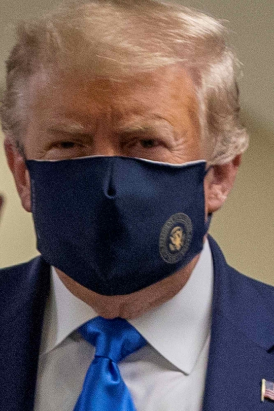 Gaya Donald Trump Pakai Masker untuk Pertama Kalinya