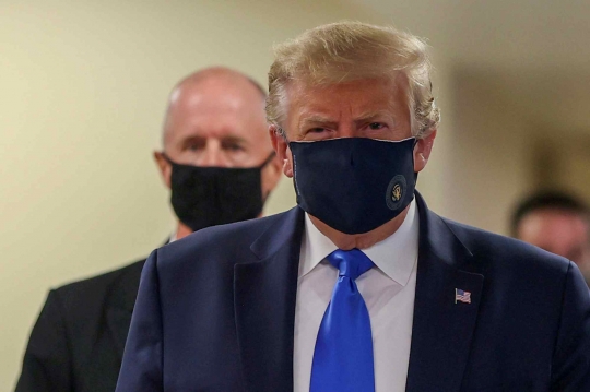 Gaya Donald Trump Pakai Masker untuk Pertama Kalinya