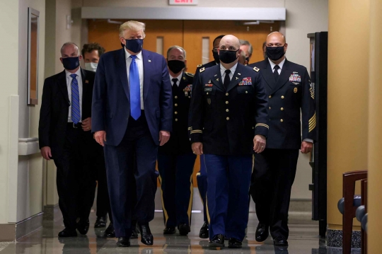 Gaya Donald Trump Pakai Masker untuk Pertama Kalinya