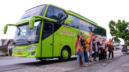 Menikmati Wisata Kuliner di Dalam Bus